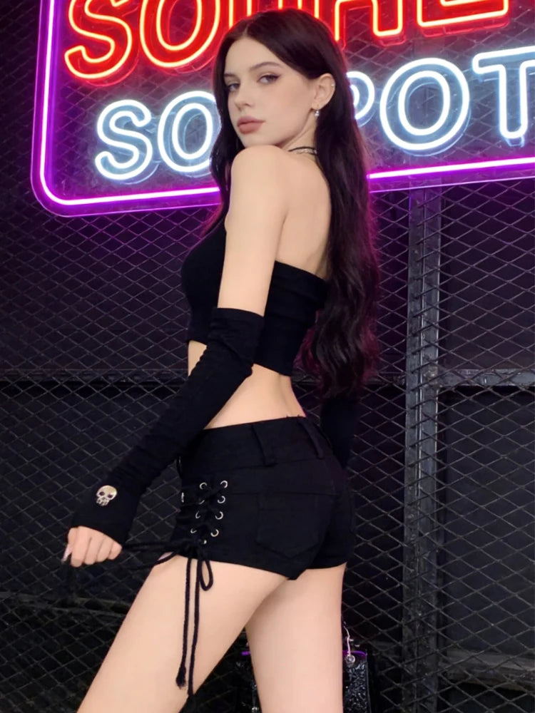 9 a Short "Gothic Noir" à Lacets