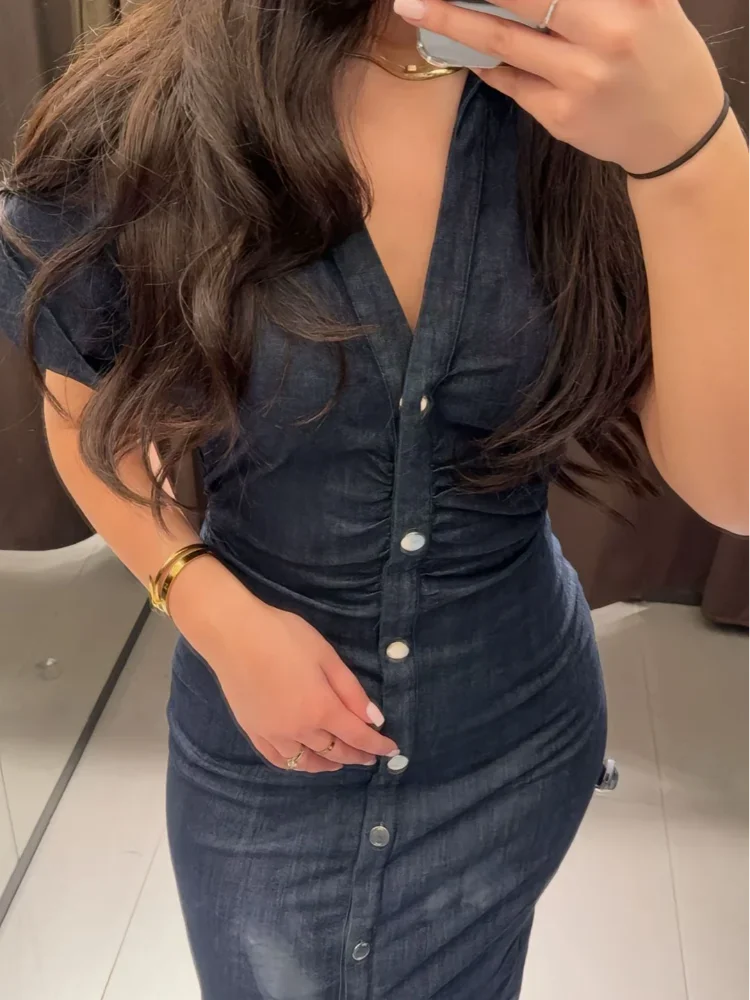 5 a Robe Denim "Élégance Boutonnée"